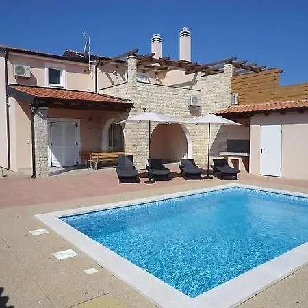 Mit Pool, Terrasse Und Parkplatz Holiday home *