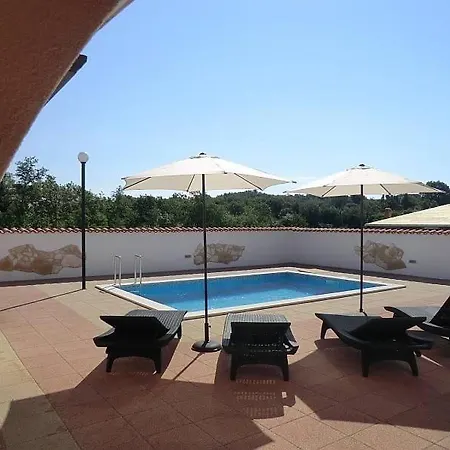 Holiday home Mit Pool, Terrasse Und Parkplatz *