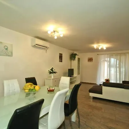 Holiday home Mit Pool, Terrasse Und Parkplatz Buje