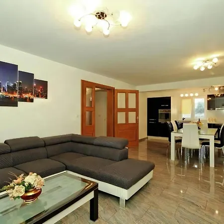 Holiday home Mit Pool, Terrasse Und Parkplatz *