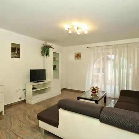 Holiday home Mit Pool, Terrasse Und Parkplatz