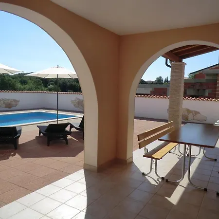 Mit Pool, Terrasse Und Parkplatz Buje