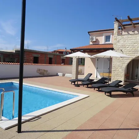 Mit Pool, Terrasse Und Parkplatz *