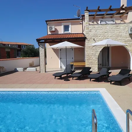 Mit Pool, Terrasse Und Parkplatz Buje