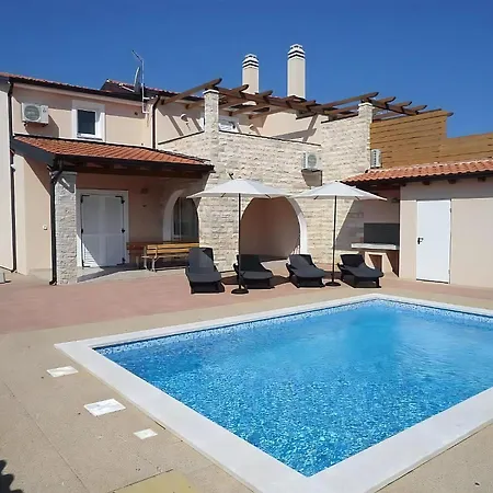 Mit Pool, Terrasse Und Parkplatz Buje